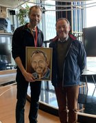 Danmarks bedste portrætmaler anerkendt portrætmaler Peter Bøgelund borgmesterportræt portrættegning Dragør Mikael Jarnvig